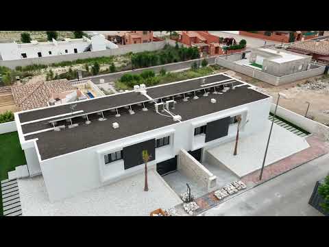 Moderno Chalet con Amplio Porche en Urbanización Las Kalendas